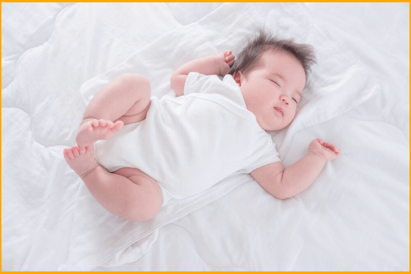 Tư thế ngủ nằm ngửa giúp ba mẹ dễ dàng theo dõi được trạng thái ngủ của bé