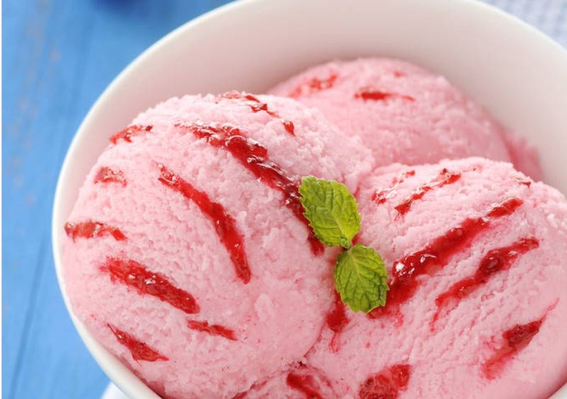 Kem sữa chua mix cùng mứt dâu