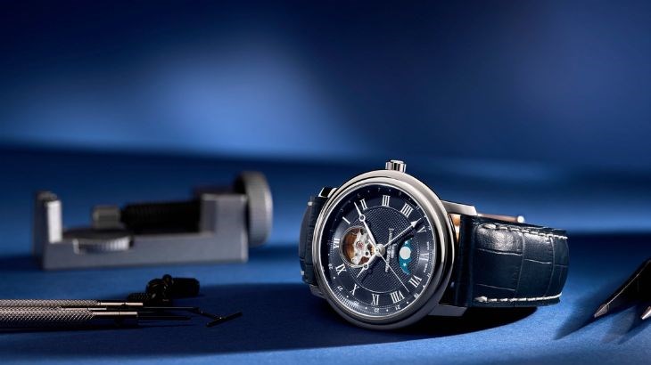 Đơn giản nhưng không kém phần sang trọng là đồng hồ Frederique Constant Classic