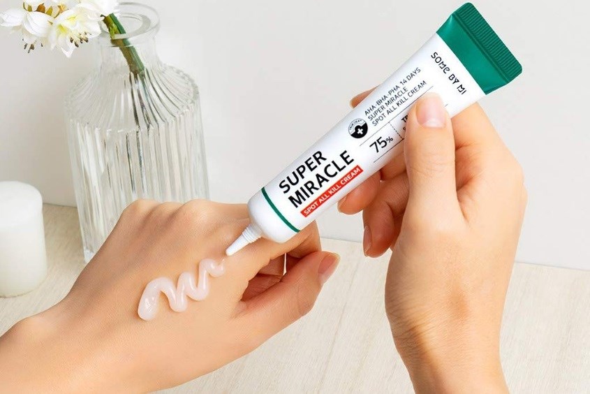 Kem chấm mụn Some By Mi có kết cấu dạng gel trong suốt