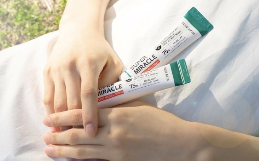 Kem chấm mụn Some By Mi sở hữu bao bì màu xanh lá bắt mắt