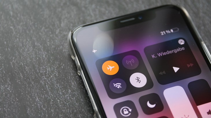 Chế độ máy bay trên iPhone có thể giúp bạn ngắt nhanh mọi kết nối không dây, bao gồm cả kết nối tai nghe qua Bluetooth