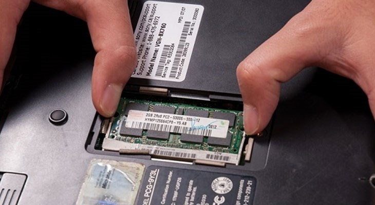 RAM cần được gắn đúng cách và chắc chắn để đảm bảo laptop có thể nhận được