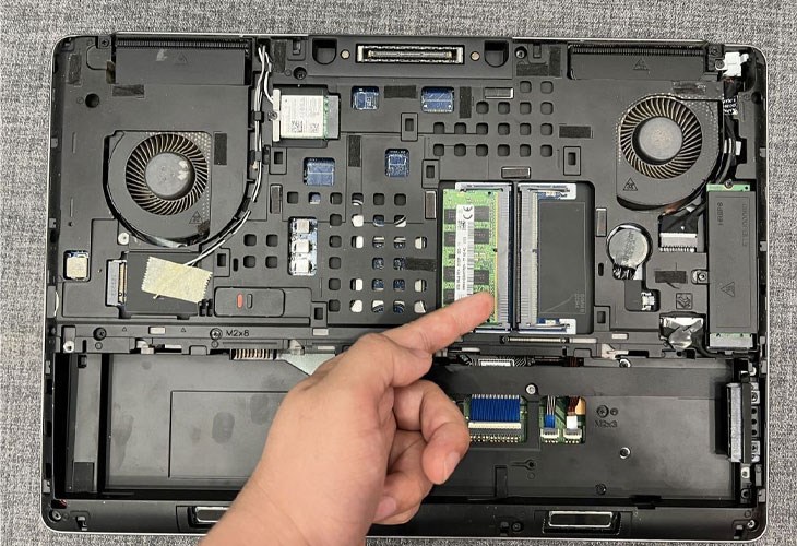 Lắp RAM nghi ngờ bị lỗi vào laptop khác để kiểm tra, nếu thiết bị không hoạt động chứng tỏ đã bị lỗi