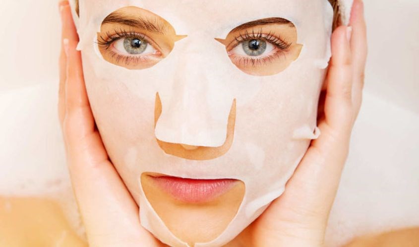 Kích cỡ của mặt nạ Some By Mi còn khá to với khuôn mặt, tạo nhiều điểm hở