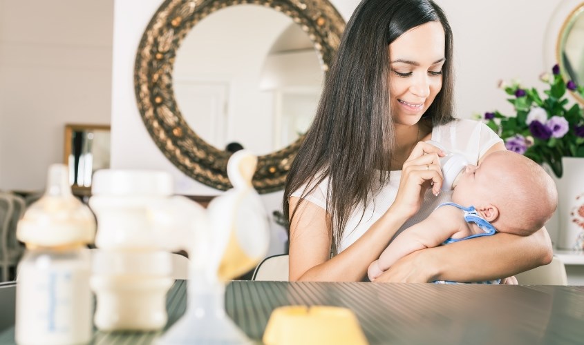 Sữa mẹ là nguồn dinh dưỡng quan trọng cho bé giai đoạn dưới 6 tháng tuổi