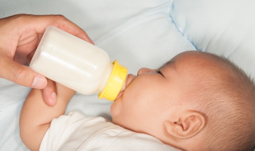 Việc để trẻ uống quá nhiều sữa có thể gây mất cân bằng