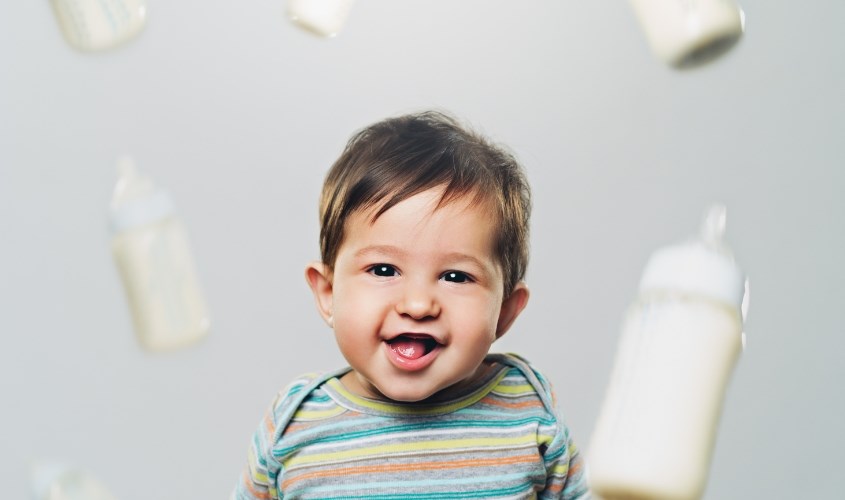 Ba mẹ cần kiên trì khi thay đổi sữa mới cho bé và chỉ dừng nếu gặp tình trạng dị ứng