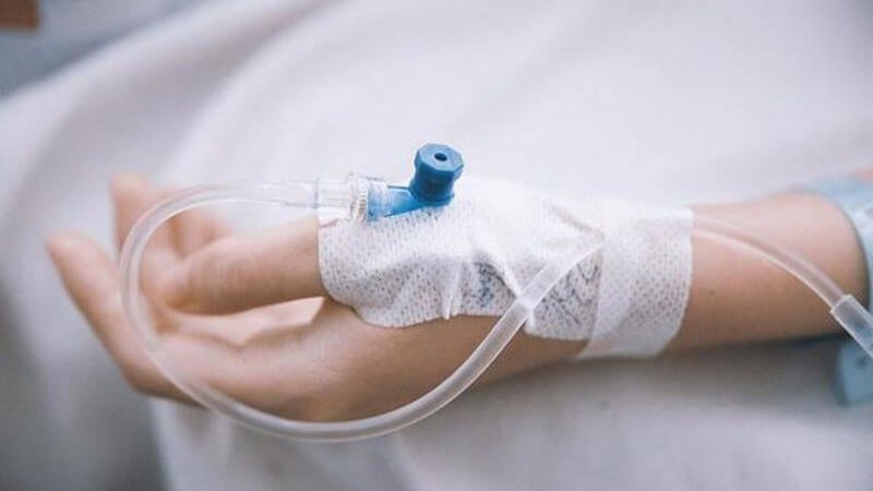 Bù dịch qua đường truyền tĩnh mạch giúp ngăn ngừa tình trạng mất nước và điện giải