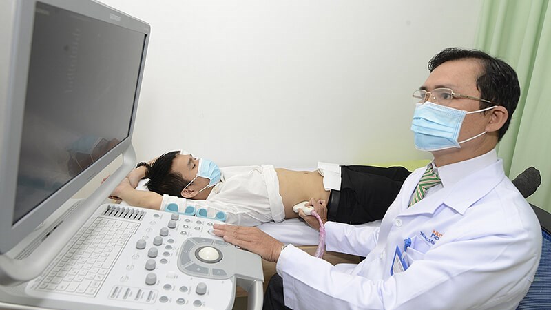 Bệnh nhân được siêu âm bụng để tìm sỏi mật