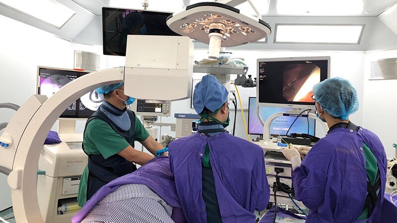 Bệnh nhân được chụp tuỵ mật ngược dòng qua nội soi và gắp sỏi mật