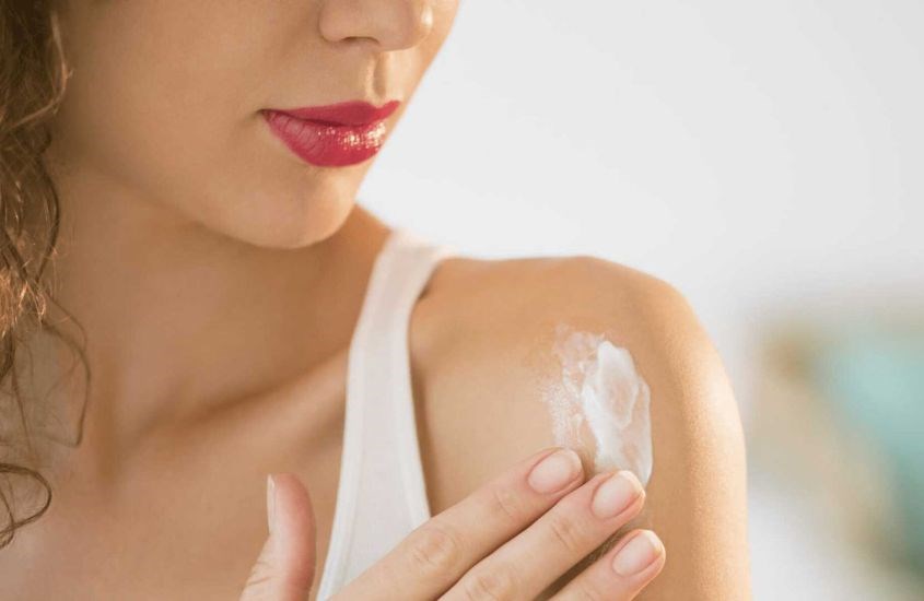 nên thoa kem sau khi tắm xong bởi lúc này làn da có thể hấp thụ kem tốt nhất