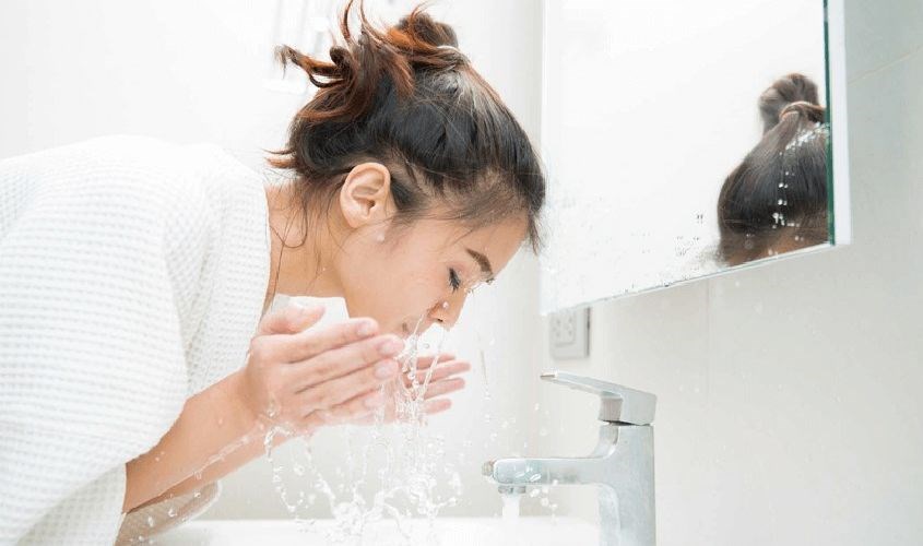 Phụ nữ lớn tuổi nên chọn sữa rửa mặt có các thành phần dưỡng ẩm