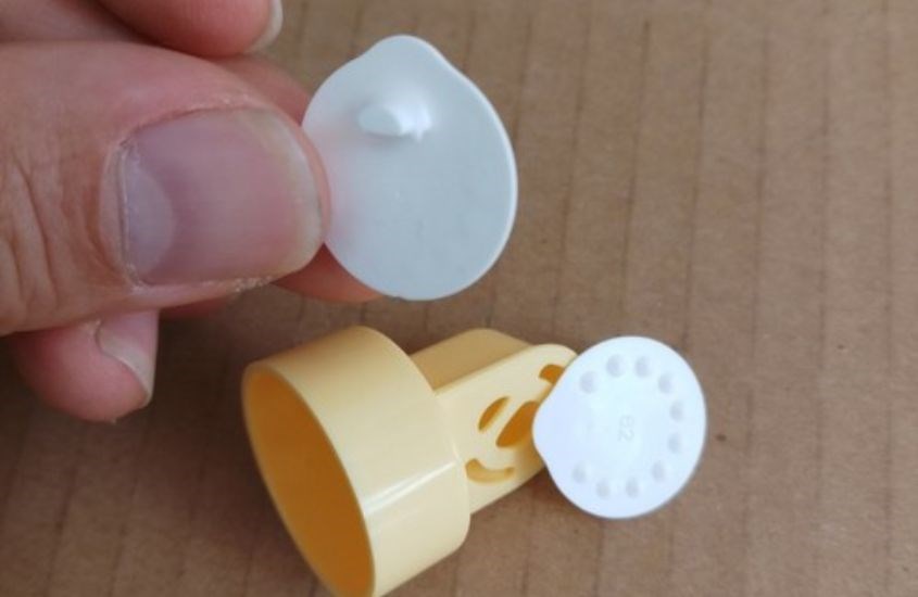 Màng van trắng rất mỏng manh và dễ rách