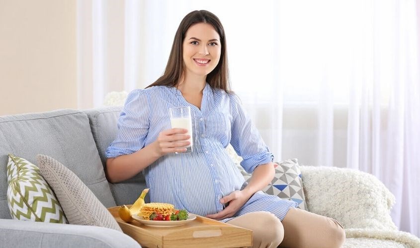 Mẹ bầu nên uống 2 ly sữa một ngày vào buổi sáng sau khi ăn và buổi tối trước khi đi ngủ