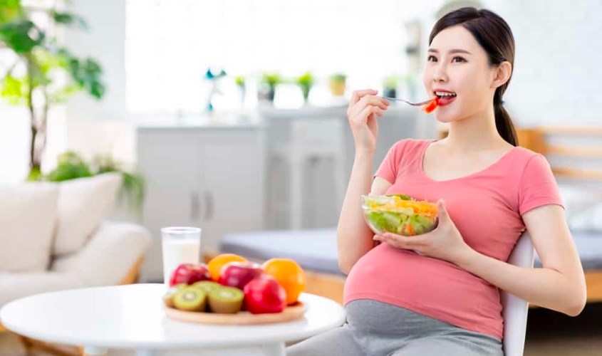 Bên cạnh sữa bầu mẹ có chế độ ăn giàu dinh dưỡng và khoa học