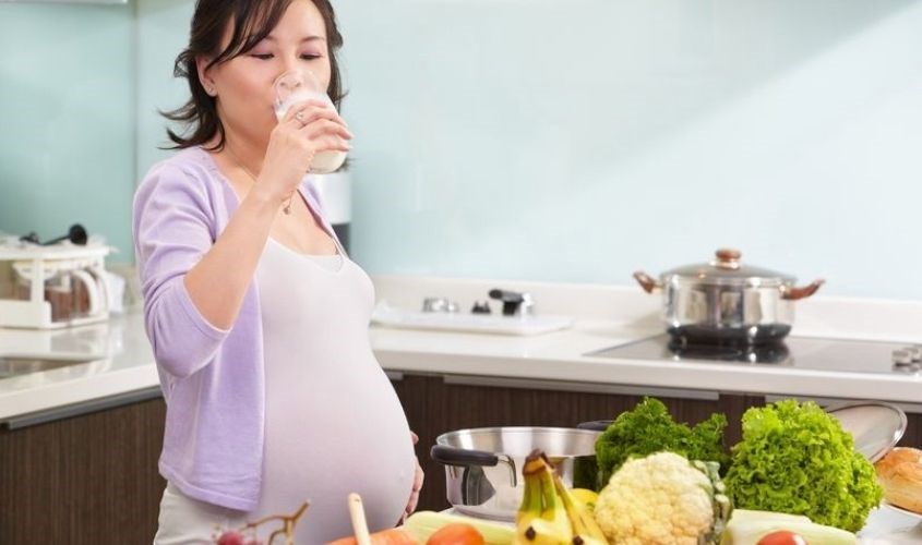 Mẹ bầu bổ sung sữa giàu DHA kể từ tháng thứ 4 kết hợp với các thực phẩm dinh dưỡng hàng ngày