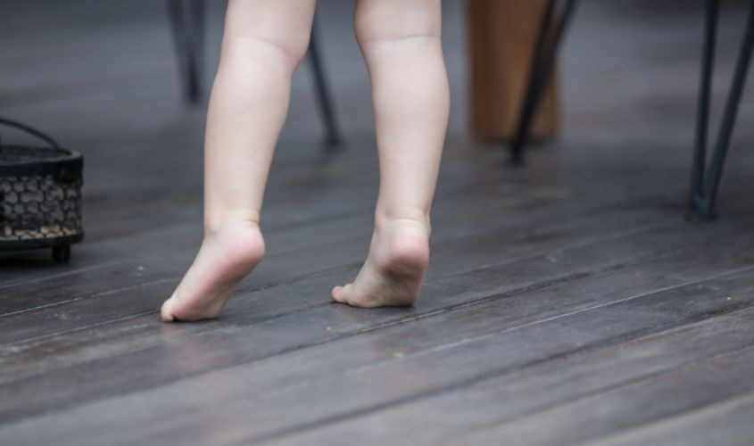 Trẻ đi nhón chân có ảnh hưởng gì không? Trẻ đi nhón chân có ảnh hưởng gì không?