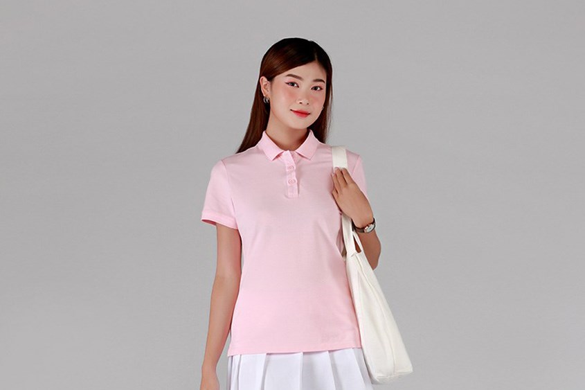 Những chiếc áo polo dáng suông sẽ giúp che đi các khuyết điểm trên cơ thể