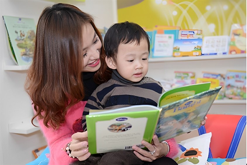 Cùng bé đọc sách sẽ giúp bé ham học chữ hơn