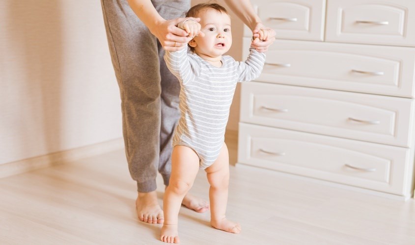 Mẹ cần lưu ý dáng bàn chân của bé khi đi