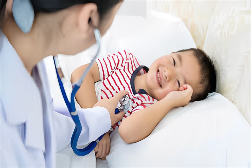 Đưa trẻ đến bác sĩ điều trị sớm sẽ hạn chế những biến chứng của bệnh Kawasaki ở trẻ em