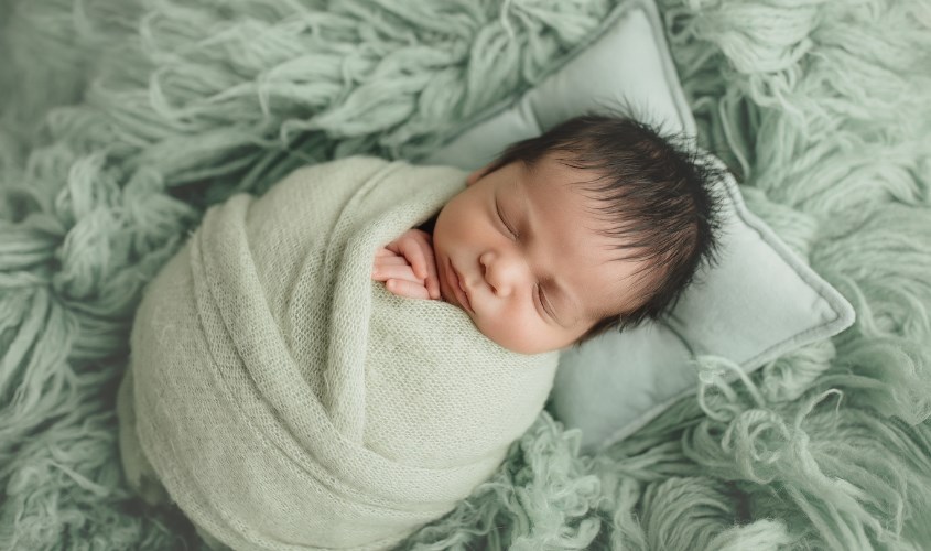 Bé trước 3 tháng tuổi không nên nằm gối