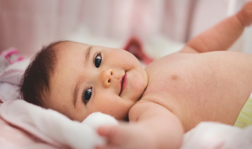 Bé từ 3 tháng tuổi trở lên nên nằm gối bông mỏng, thấp