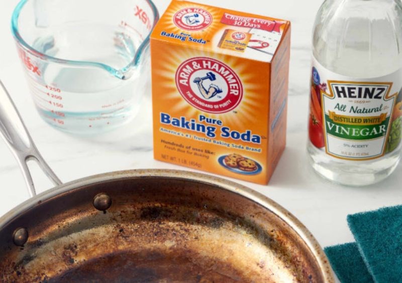 Cách làm sạch nồi bị cháy bằng giấm và baking soda hiệu quả