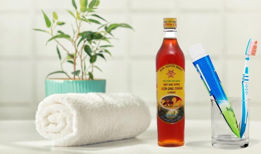 Kết hợp kem đánh răng cùng mật ong rừng nguyên chất pha sữa ong chúa U Minh Xuân Nguyên