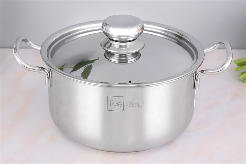 Nồi inox 3 đáy nắp inox 20 cm Fivestar FSN20-SW có vẻ ngoài sáng bóng, đẹp mắt, kích thước lớn bạn có thể sử dụng hấp gà nguyên con 1 - 1.2kg