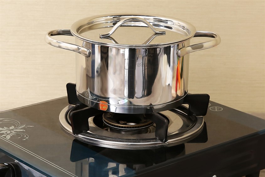 Nồi inox 304 3 đáy nắp inox 16 cm Fivestar N16-304OV có chất liệu inox 304 sáng đẹp, bền tốt, ít bị oxy hóa