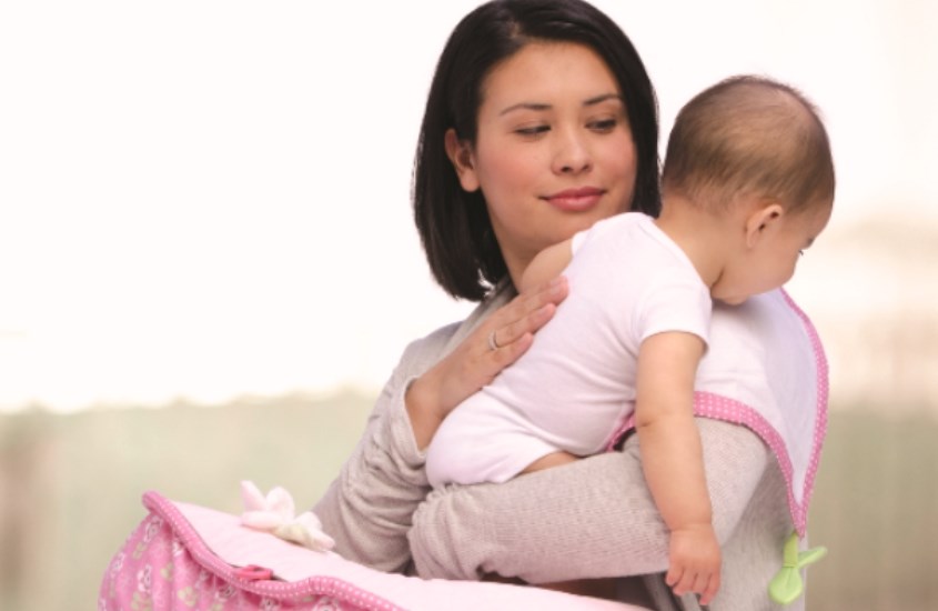 Vỗ nhẹ vào lưng để trẻ ợ hơi