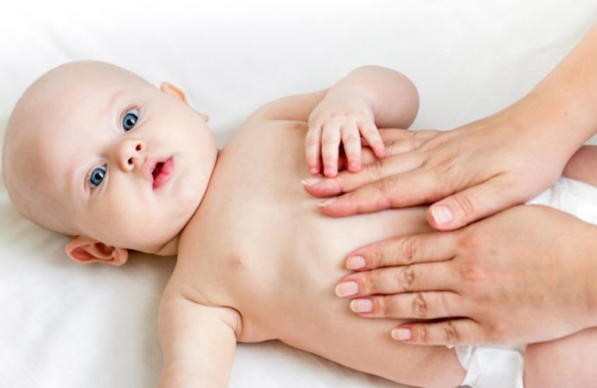 Xoa nhẹ bụng để bé tiêu hóa dễ dàng