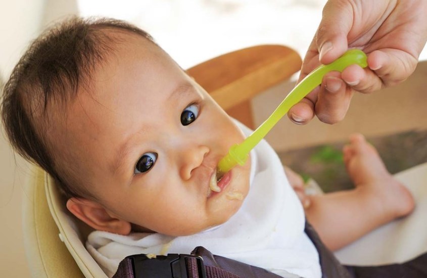 Trẻ có nguy cơ bại não rất dễ bị nôn trớ khi ăn