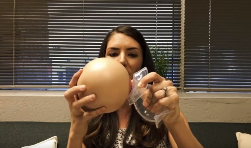 Điều chỉnh lại cốc khi có cảm giác khó chịu hay cốc hút không hiệu quả