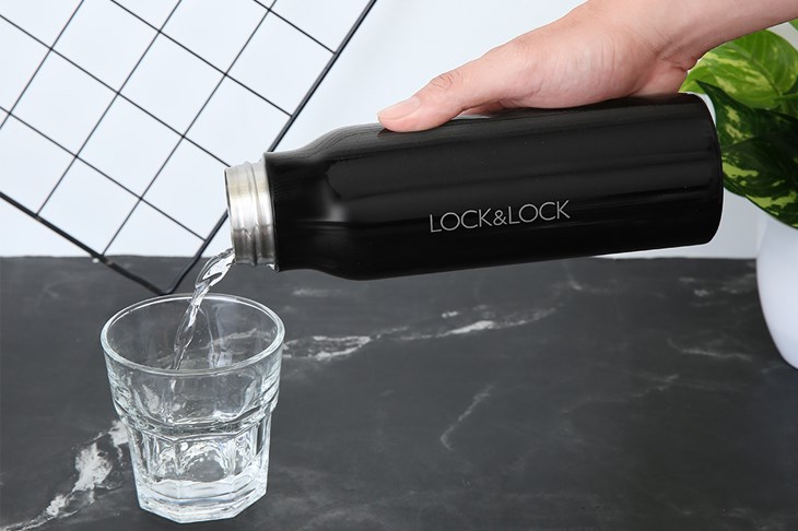 Bình giữ nhiệt inox 500 ml Lock&Lock LHC4125B thiết kế nhỏ gọn giúp bạn đặt gọn trong balo, túi xách khi cần mang theo