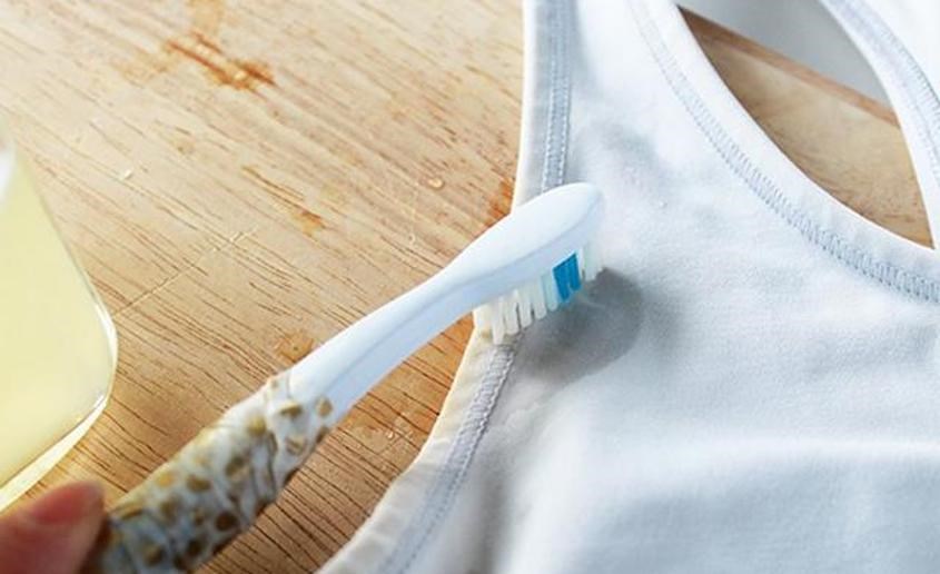 Dùng cồn và bàn chải để loại bỏ những vết mốc vừa xuất hiện trên quần áo bé