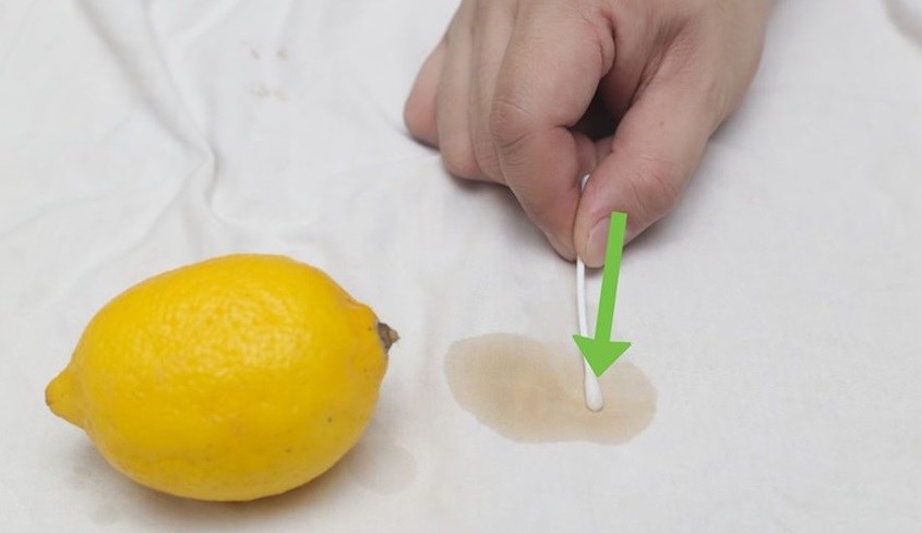 Sử dụng chanh để tẩy sạch quần áo bị mốc