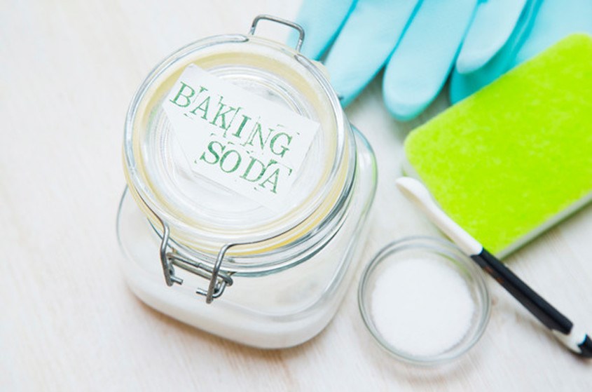 Baking soda là chất tẩy rửa an toàn để làm sạch vết mốc quần áo