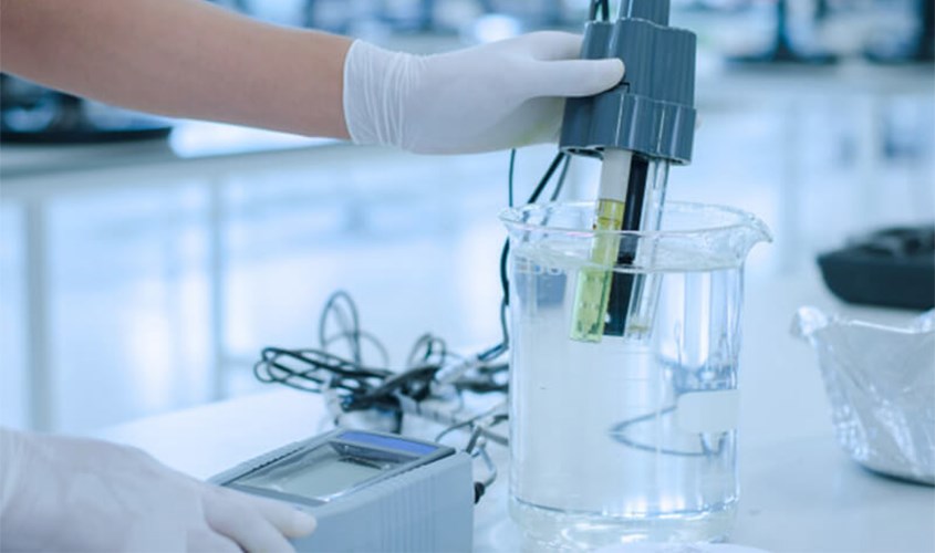 Mang mẫu đi kiểm tra pH nước