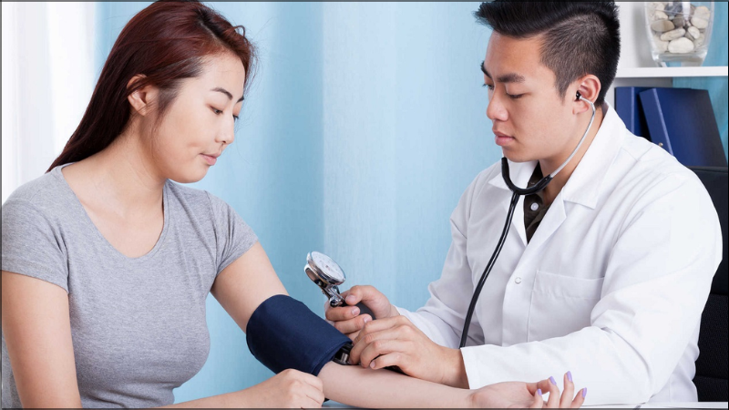 Dấu hiệu huyết áp cần gặp bác sĩ