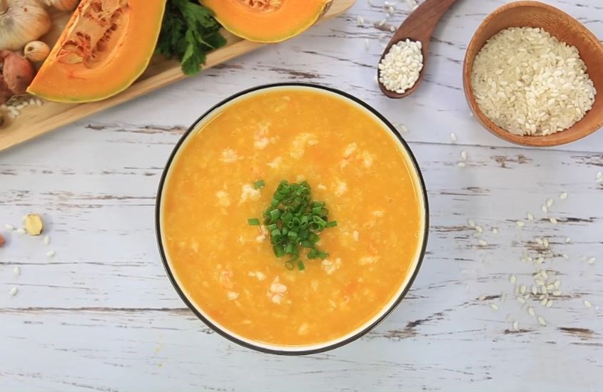 Cháo yến mạch, bí đỏ là lựa chọn vô cùng phổ biến của nhiều ba mẹ