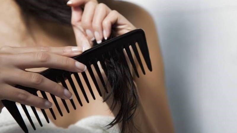 Chải tóc không đúng cách cũng làm cho tóc gãy rụng