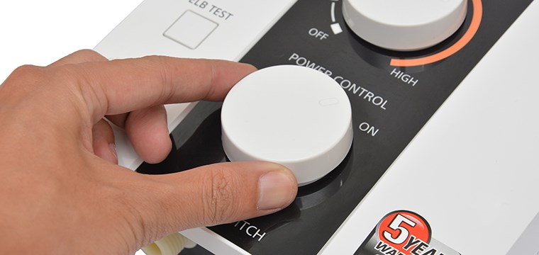 Nút xoay điều khiển nhiệt độ là điểm cộng của máy nước nóng Panasonic vì giúp bạn có thể dễ dàng kiểm soát nhiệt độ nước