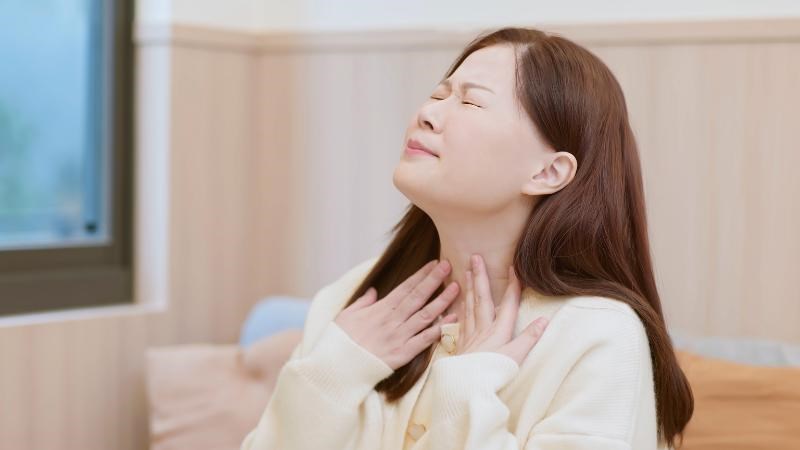 Viêm mũi dị ứng là một trong những nguyên nhân gây ngứa họng.