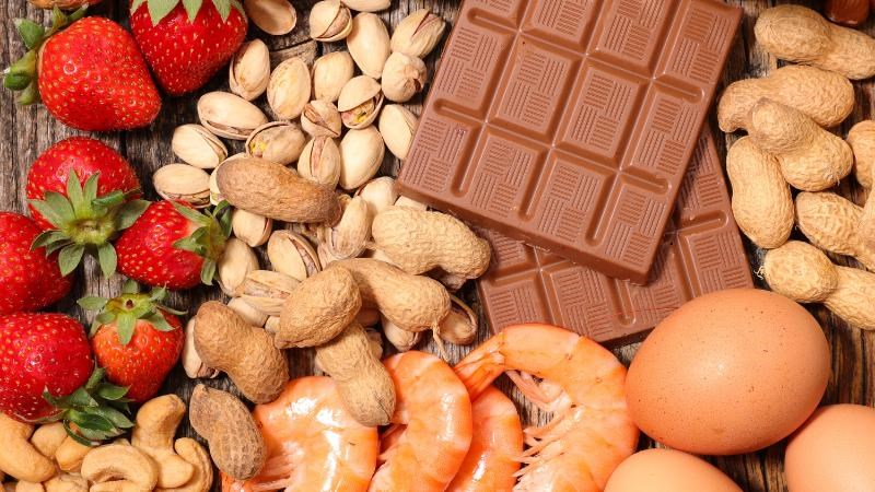 Các loại thực phẩm thường gây dị ứng như đậu phộng, tôm, trứng,...