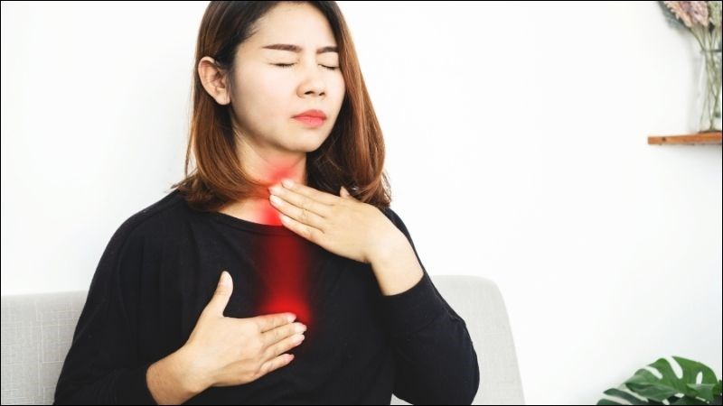 Axit trong lòng dạ dày bị trào lên thực quản gây ngứa họng