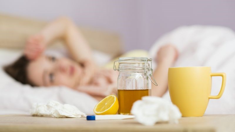 Người bệnh nên đi thăm khám nếu ngứa họng kèm theo sốt