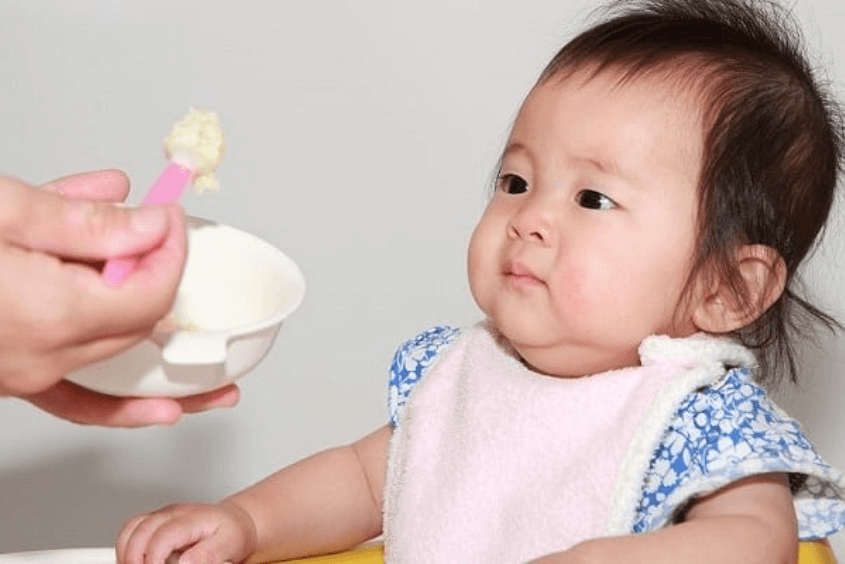 Mẹ có thể cai sữa cho bé khi con ăn được cháo hoặc cơm nhão